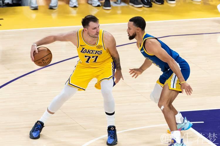 4月4日常规赛：勇士对阵湖人 东契奇精彩表现